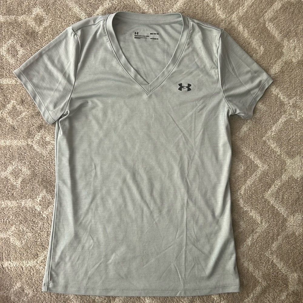 Women gray under armour v neck size medium